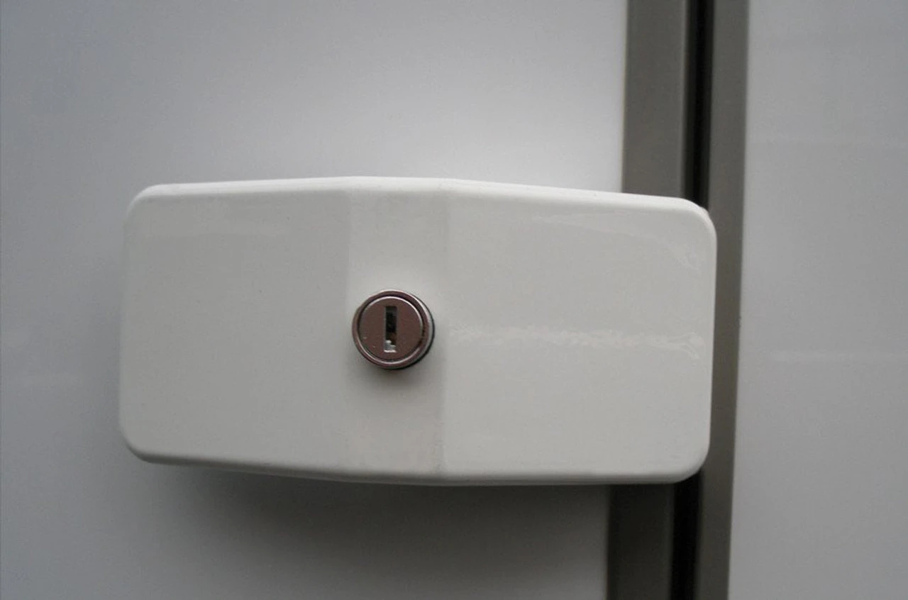 Thule Security Caravan Motorhome Single & Triple Pack Door Frame Lock - Image 3