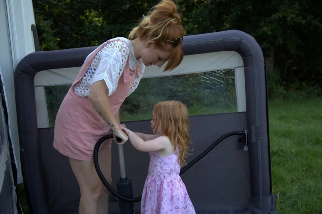 Vango Airbeam Modular Camping Windbreak - Image 7